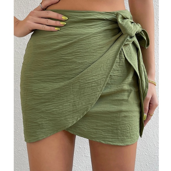 Solid Textured Side Tie Zipper Mini Skirt - Picture 4 of 5